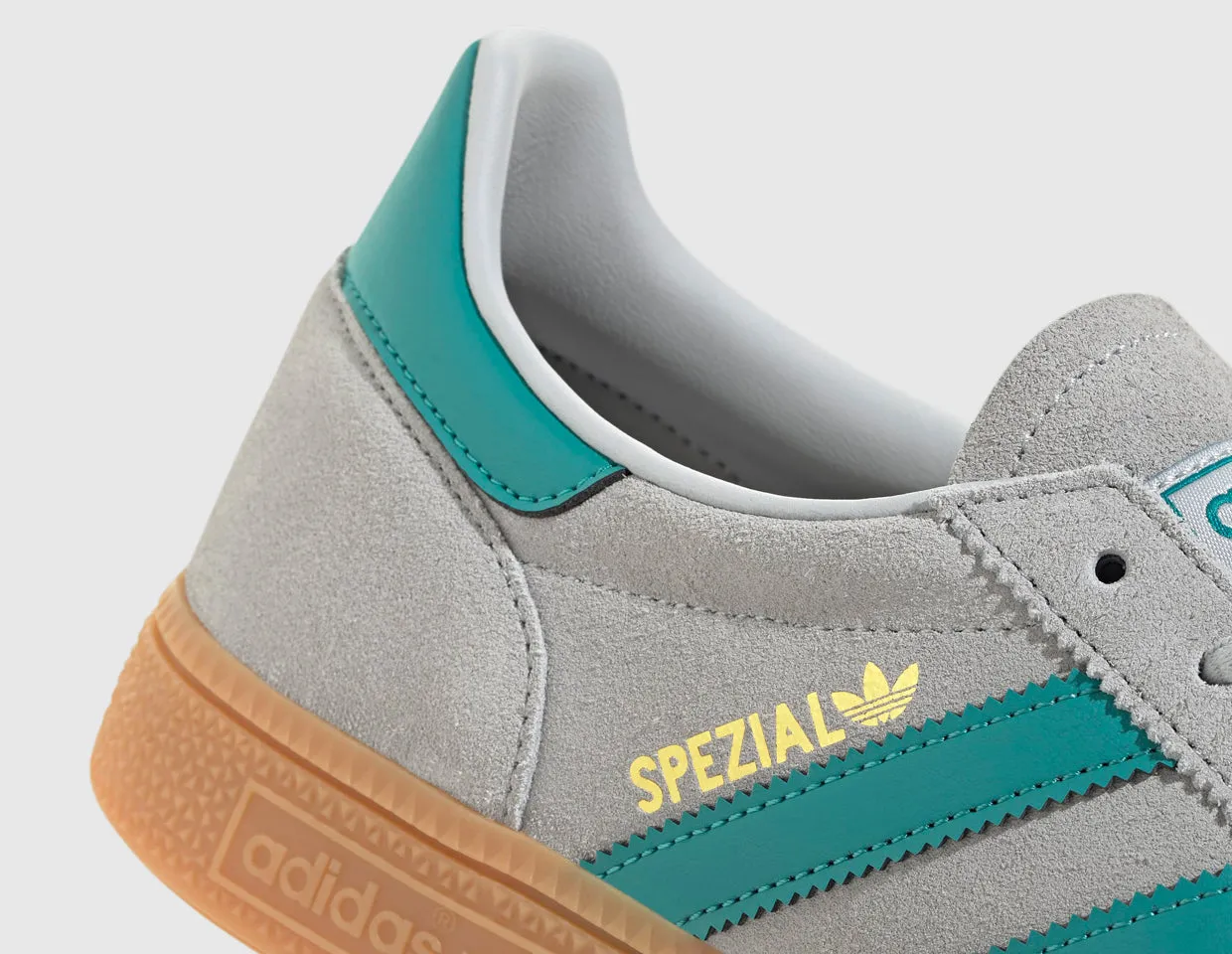 Asymmetric Lace Design Rolling Motion adidas Originals Handball Spezial Grey / Pure Tea - Gold