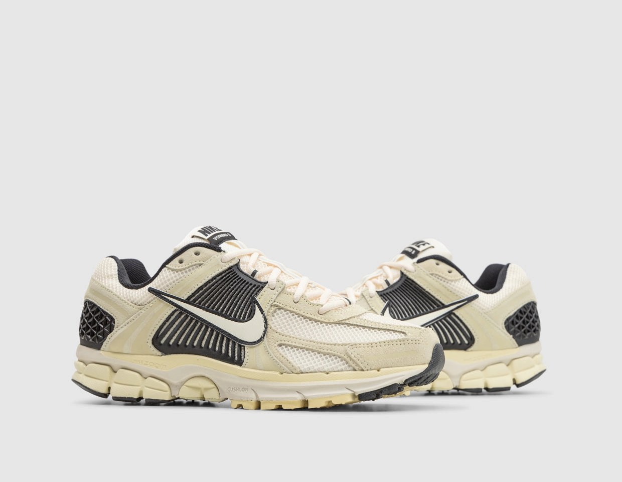 Nike Zoom Vomero 5 Alabaster / Pale Ivory - Black Gusseted Tongue Design Dynamic response