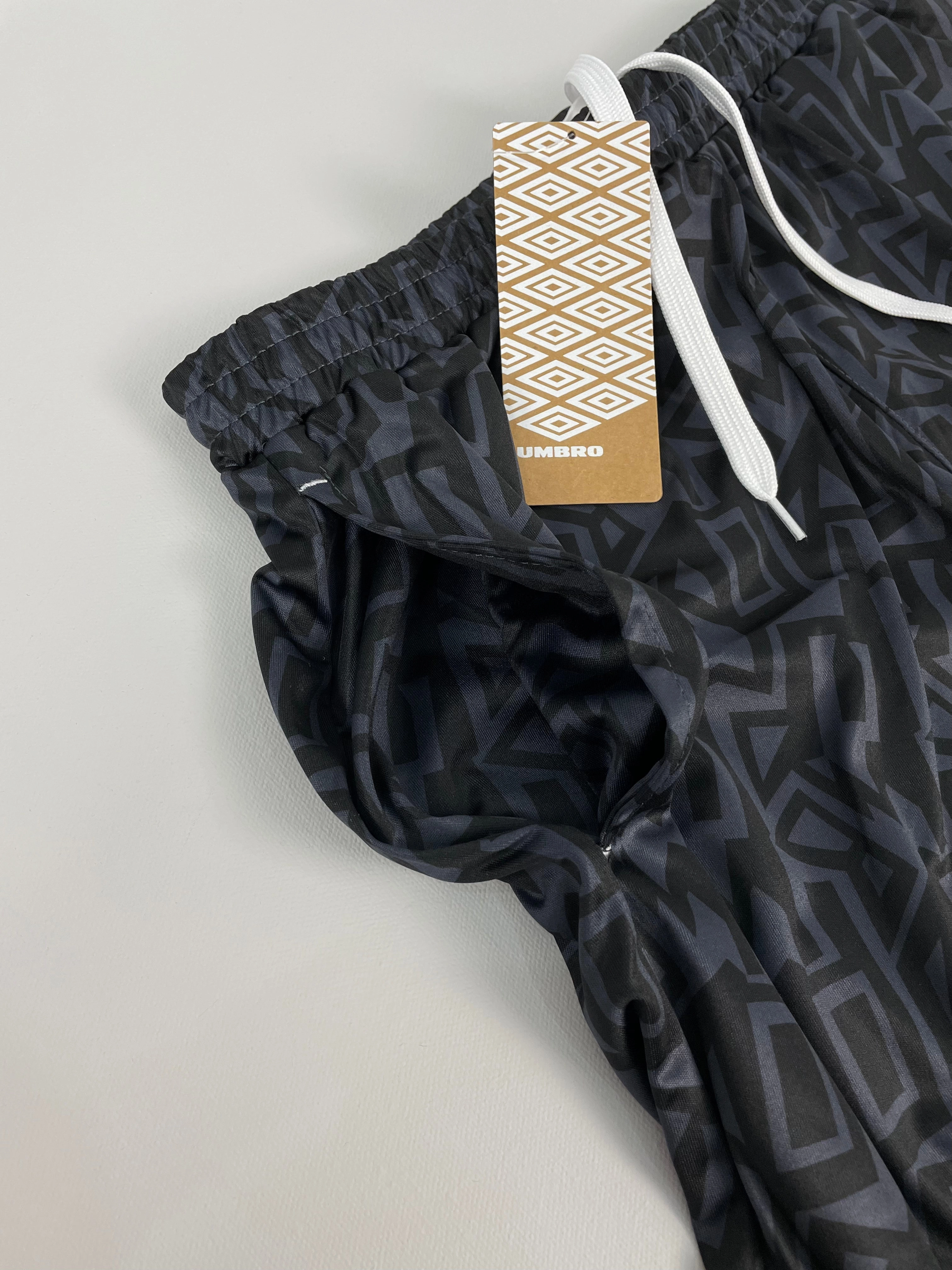 Mesh Panel Ventilation Smooth Flatlock Stitching UMBRO *BNWT* CARBON GRAFFITI SHORTS (MULTIPLE SIZES) WITH POCKETS